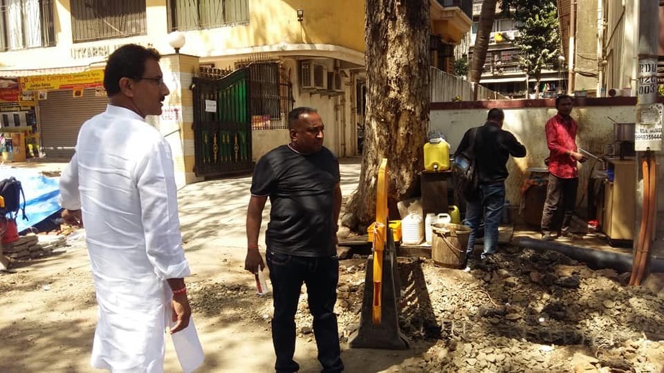 Shri Sunil Rane took a round around Natakwala Lane, Borivali and instructed the contractor to expedite the road work to reduce the inconvenience caused to the citizens.