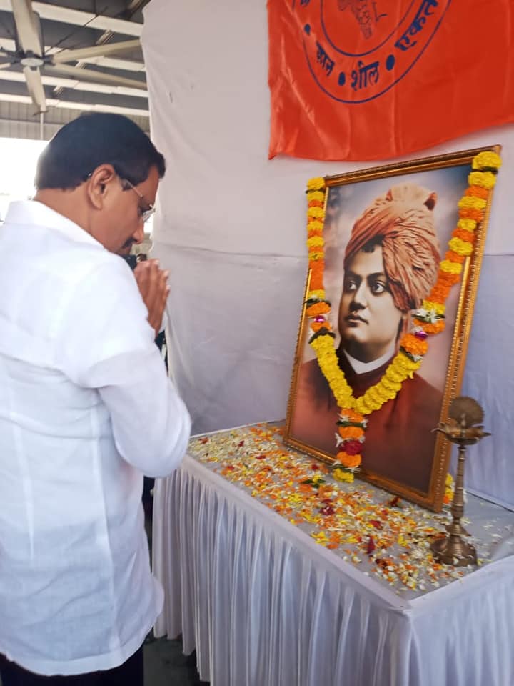 Shri. Sunil Rane on the occasion of Swami Vivekanand Jayanti, glad to be attending a blood donation camp organized by ABVP at Borivali railway station, platform no. 3.