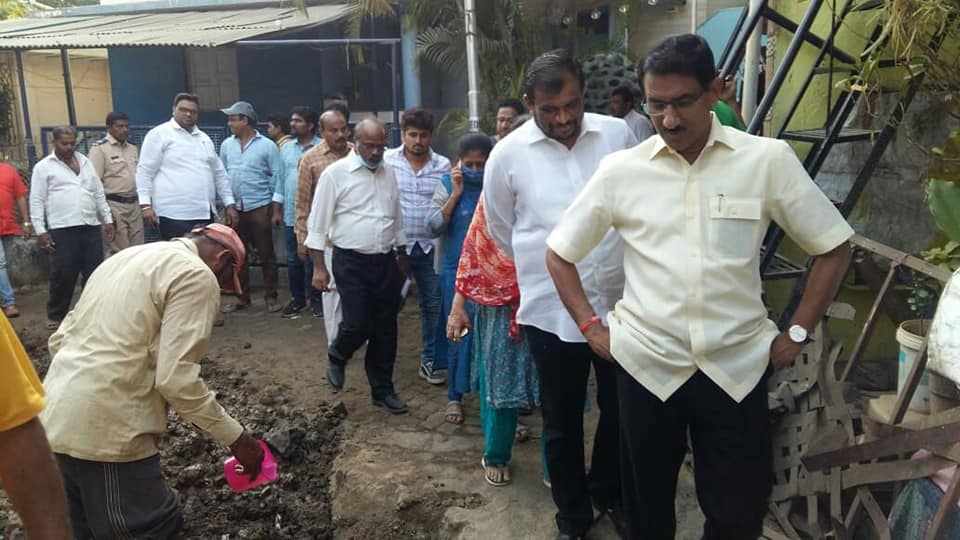 Shri. Sunil Rane visited Anthony Road & Holy Ground in Poinsur to check the sewage line work being done as well as assured the citizens on cleaning the ground soon so it can be used by the citizens of the vicinity.