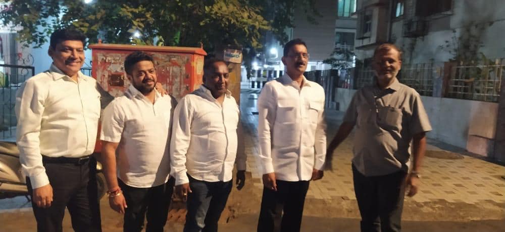 Shri. Sunil Rane took a late night round at Paranjape Colony, Chandavarkar road, Borivali to review the security & citizen safety around the area.