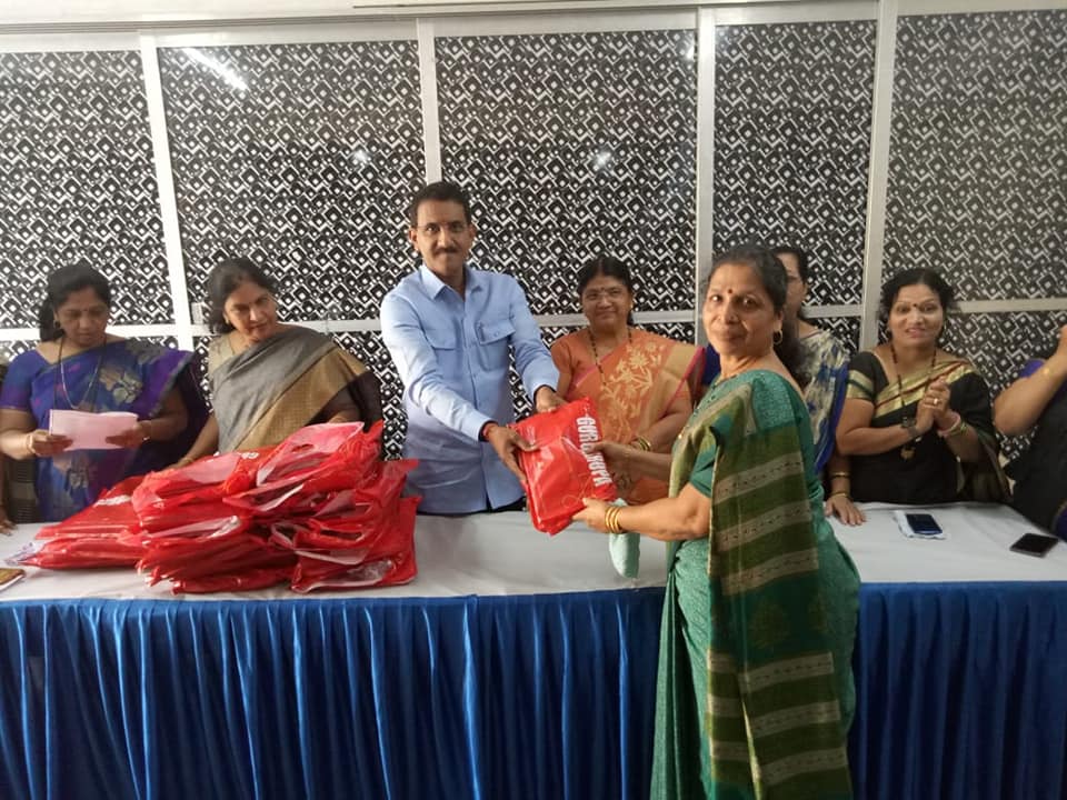 Shri. Sunil Rane was glad to be attending a Saree distribution program at Aadharika Samaj Vikas Sanstha near Pawan Dham, Mahavir Nagar, Kandivali west for all the women associated with the Sanstha.