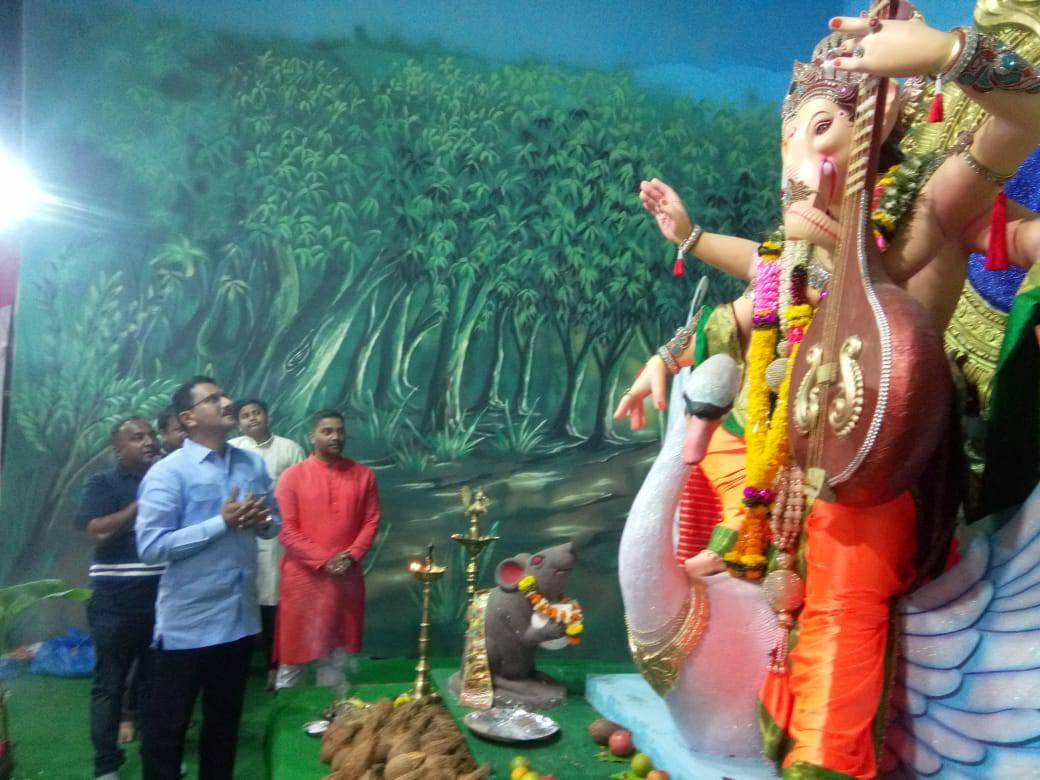 Shri. Sunil Rane took the blessings of Lord Ganesh at the Maghi Ganesh Celebration organized by Shri Vighnaharta Mitra Mandal at Borivali and interacted with few residents.