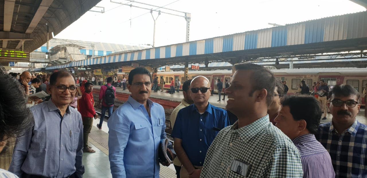 Shri Sunil Rane travelled from Borivali to Churchgate in the local train to attend a session at the #VidhanBhavan. While at the Borivali station, interacted with a few citizens too.
