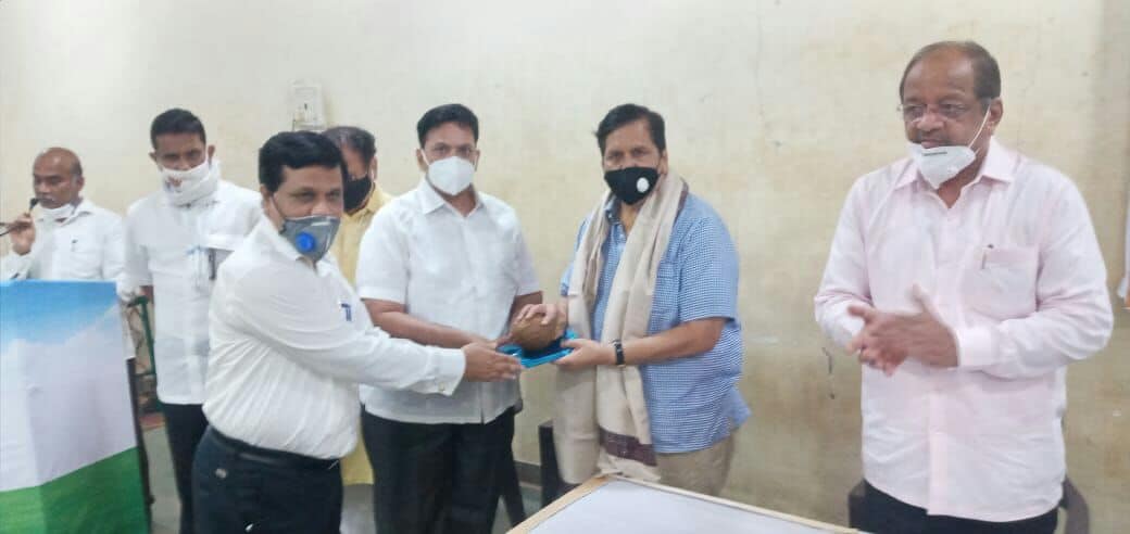 Leader of Opposition Shri.Devendra ji Fadnavis visited Poisur Gymkhana, Kandivali today, where MP Shri.Gopal Shetty felicitated him, was present along with BJP Mumbai President Shri.Mangal Prabhat Lodha, a few other MLAs and BJP Karyakartas.