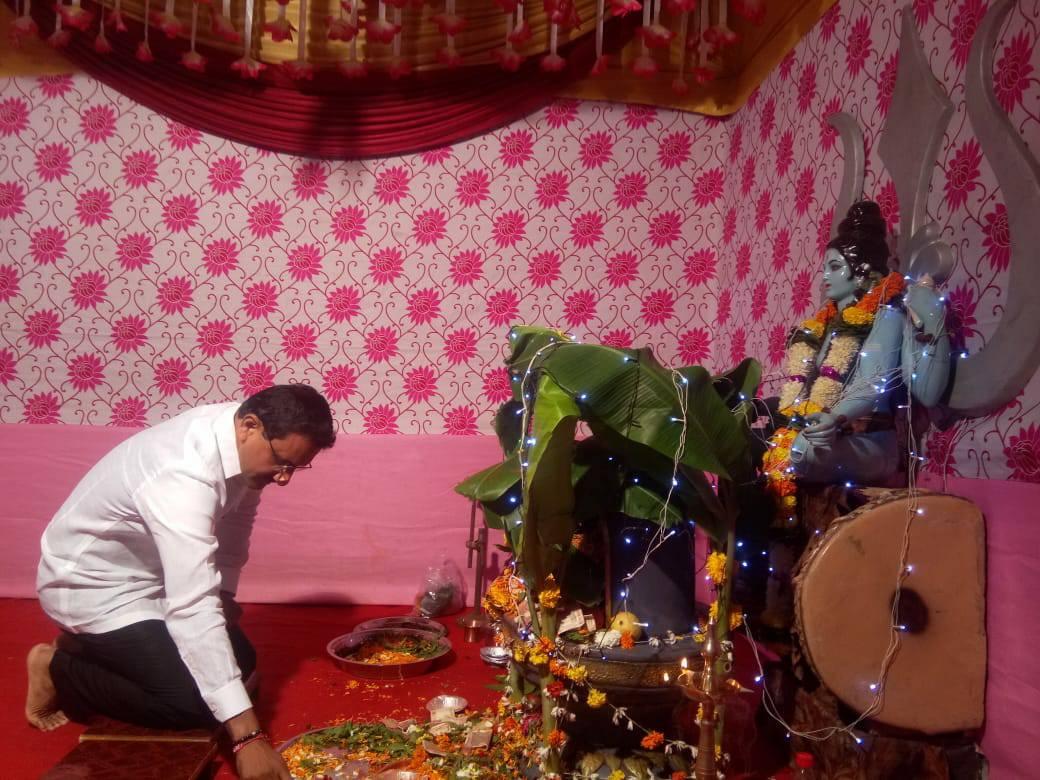 Shri Sunil Rane was blessed to be invited Satyanarayan Pooja organized by Mitradham Cooperative Housing Society in Sector 5, Kandivali West. Took the blessings of the Lord and interacted with the residents present there.