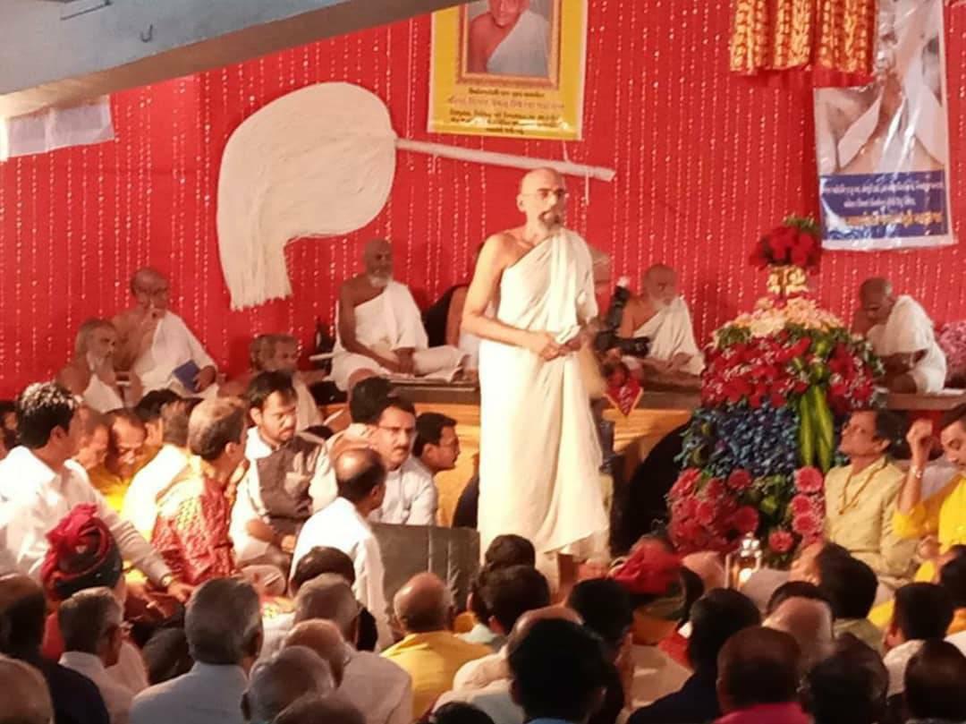 Shri. Sunil Rane on the occasion of 'Diksha', visited Jain Derasar, located at Jambli Galli, Borivali and took blessings of Jain Maharaj.