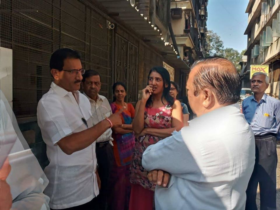 Shri. Sunil Rane visited Jambli Gali Jain Derasar in Borivali to address the problems of the Sewage Line and Gutter line. Interacted with the citizens regarding the same.