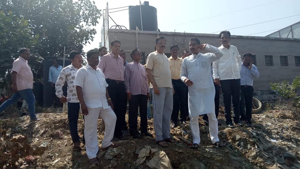 On receiving a complaint about the cleanliness issue, Shri Sunil Rane made a visit to the Charkop Talao, at Sector 7, Kandivali west with few karyakartas, and instructed the BMC officer for prompt action of cleaning the surrounding area.