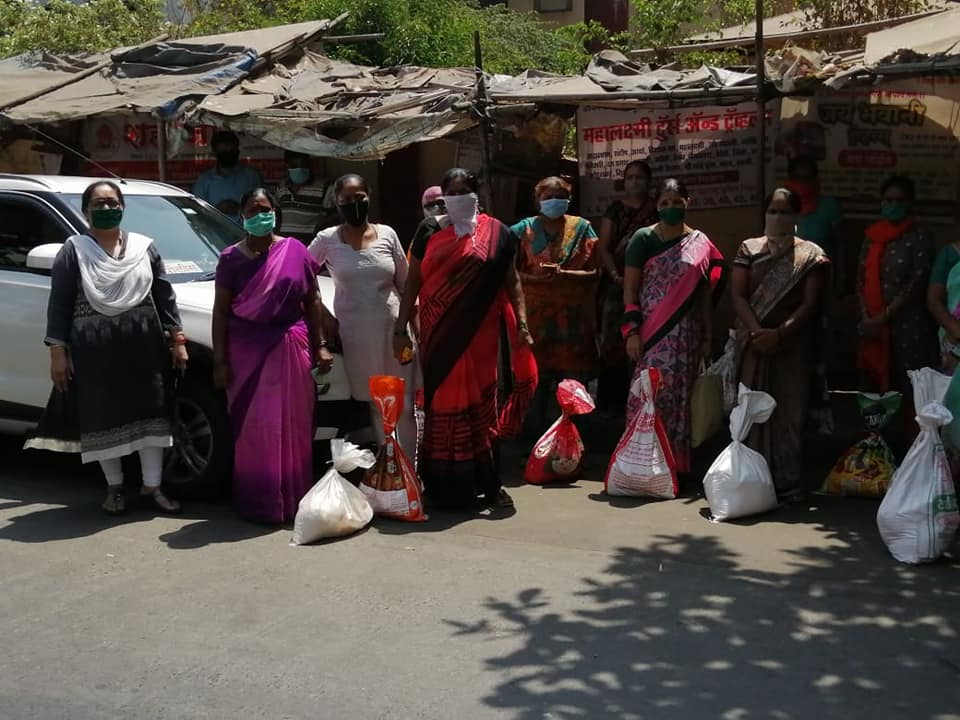 The prevalence of corona is increasing day by day and BJP Borivali Assembly is taking necessary steps to provide the ba sic needs to the citizens of Borivali constituency. Smt. Ruchi Mane (Mahila Aadhar Vikas Sanstha), and BJP activist Smt. Archana Pawar 