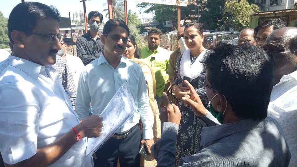 Shri. Sunil Rane met the residents of Old MHB's, Mahatma Phule Slum Area with DMC Mr. Vishwas Shankarwar, in order to rehabilitate them in Borivali itself.