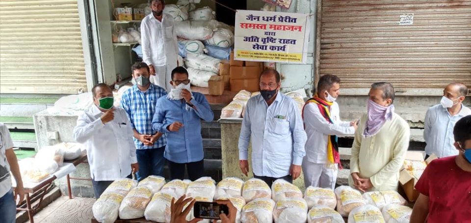 In this crisis of global pandemic, the trustee of Samast Mahajan, Mr.Girishbhai Shah, Mr. Paresh Shah and Borivali 27 Jain Sangh, distributed ration kits to the needy citizens. Was present along with MP Shri. Gopal Shetty & Corporator Mr. Pravin Shah.