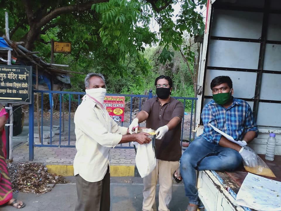 In order to ensure that the citizens of Borivali constituency are well-fed and healthy while #COVID-19 prevails, cooked meals were distributed to the ones in need by BJP karyakartas in the food distribution center of Charkop.