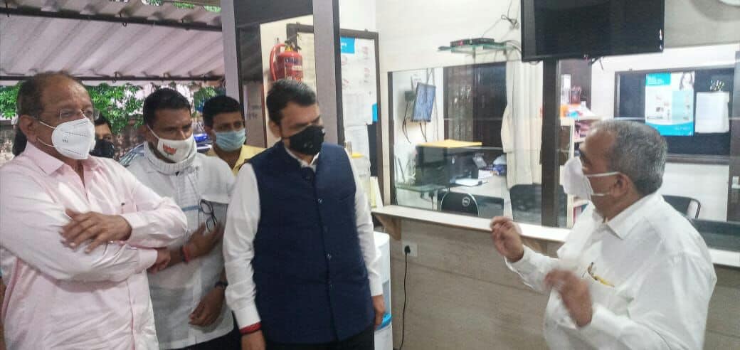 Today, Leader of Opposition Shri Devendra ji Fadnavis accompanied by MP Shri.Gopal Shetty and I visited the library in Nana Palkar Smriti Samiti Borivali West, interacted with Dr.Navalkar, trustee of the Samiti.