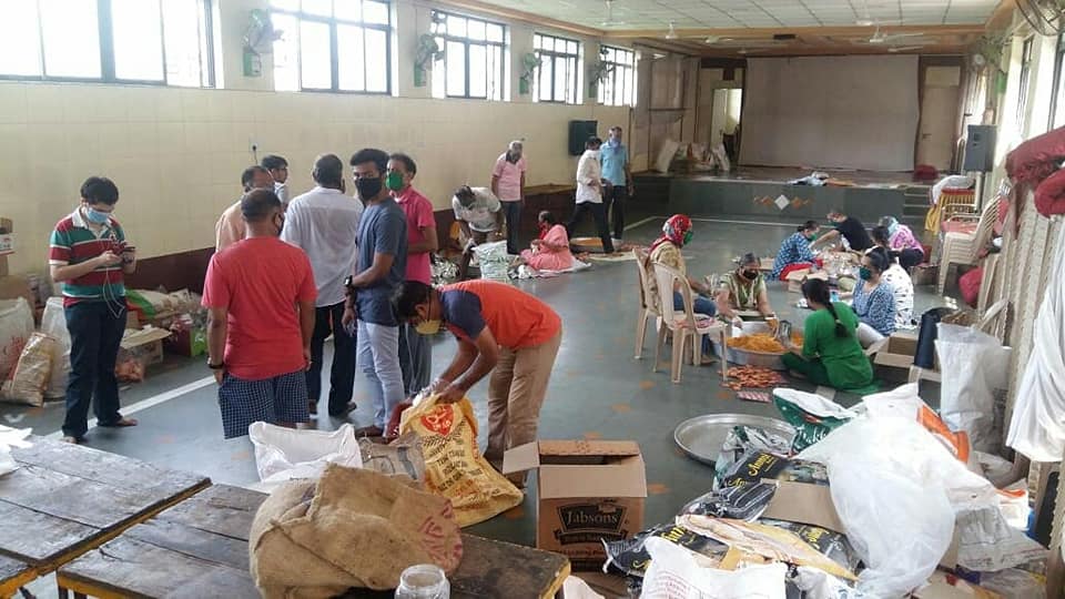 Shri. Sunil Rane visited the # COVID -19 Help Center of RSS, Jankalyan Samiti- Borivali Division, with Mumbai Metropolitan Sahakaryavah Mr. V ilas Bhagwat, Borivali Division Coordinator, Mr. Uday Ambavkar and MP Shri Gopal Shetty Ji. Supervised the ongoin