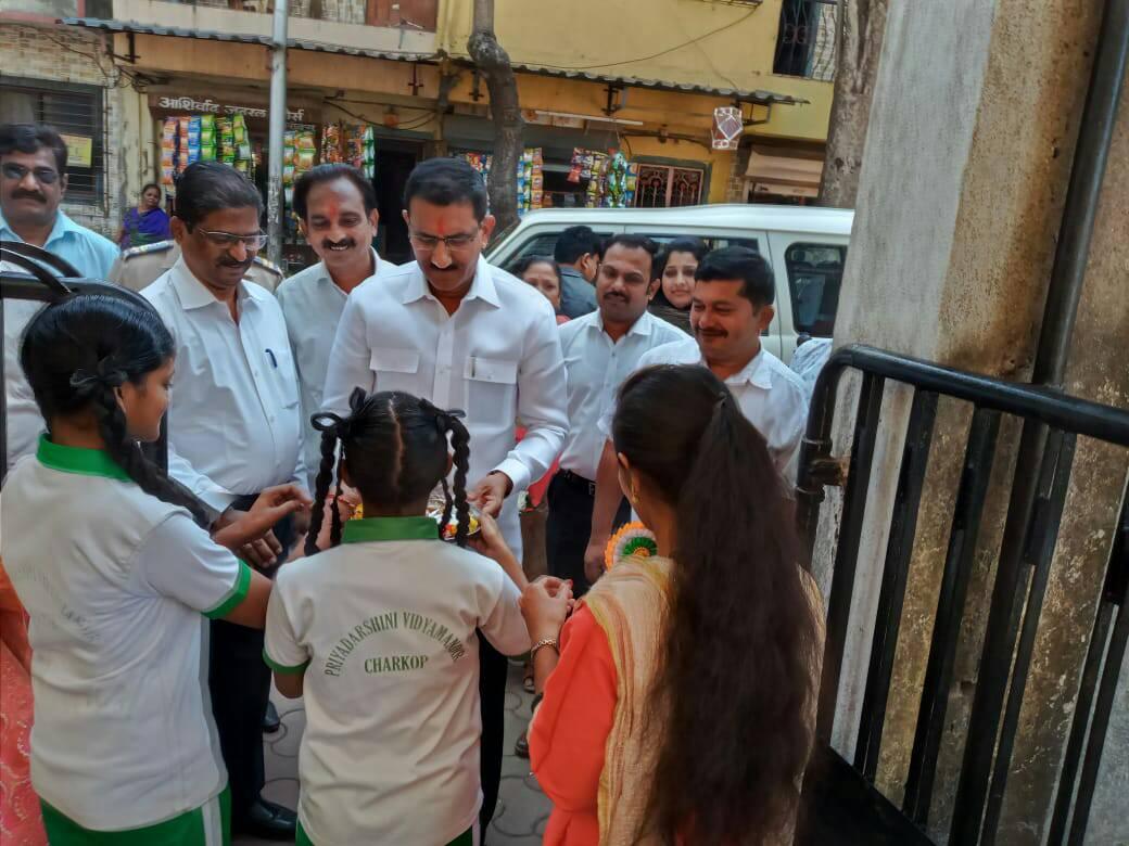 As the board exams of SSC students are approaching, Shri. Sunil Rane visited Priyadarshini Vidyamandir & Night College, at Charkop Sector 7, Kandivali West, to distribute 