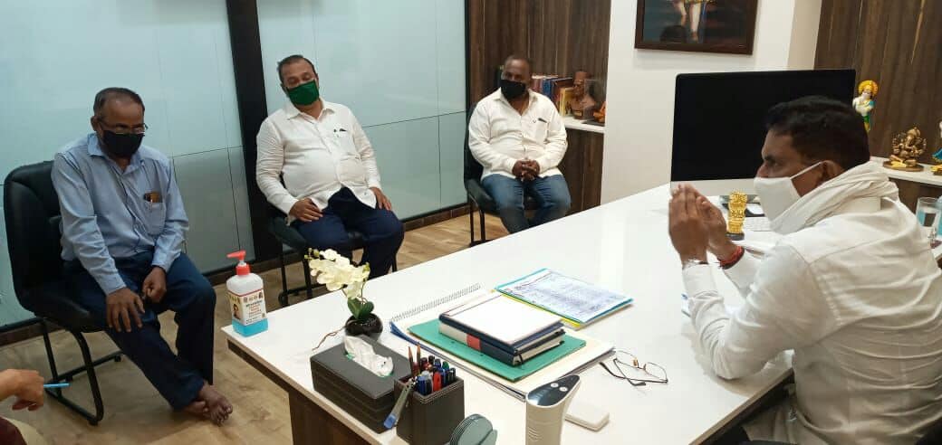 While attending Tree Plantation Drives at various places in Borivali Constituency, received a lot of complaints from the citizens of Gorai-2 regarding the insufficient water supply.  Held a meeting with the Assistant Engineer Mr.Ghadge at the BJP Borivali