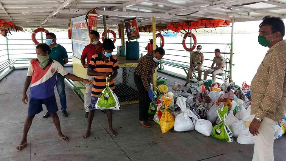 To help the people in need, during the time of this global emergency, today, the Police provided necessary support and supplies to Adivasi Pada, located in Gorai village, across the creek.