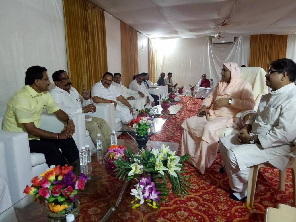 Shri. Sunil Rane visited 'Santamat Anuyayi Aashram' in Thakur Village, Kandivali East and took the blessings of Swami Shardanand Ji Maharaj.