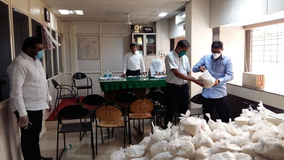 Shri. Sunil Rane met Deputy Collector Shri. Sudam Pardeshi and Tehsildar Shri. Vinod Dhotre, in the Tehsildar office, is taking updates of the activities being carried out in Borivali Constituency and discussing rationing guidelines during the lockdown pe