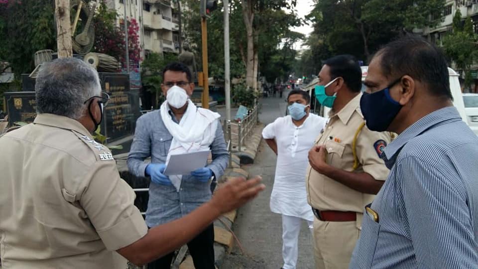 Due to the huge impact of # COVID -19 on the country, there are a lot of citizens who are stranded in Borivali. Met Senior PI MHB Colony and ACP Wadke and found out that migrant workers are facing an issue regarding the medical certificate. Therefore, too