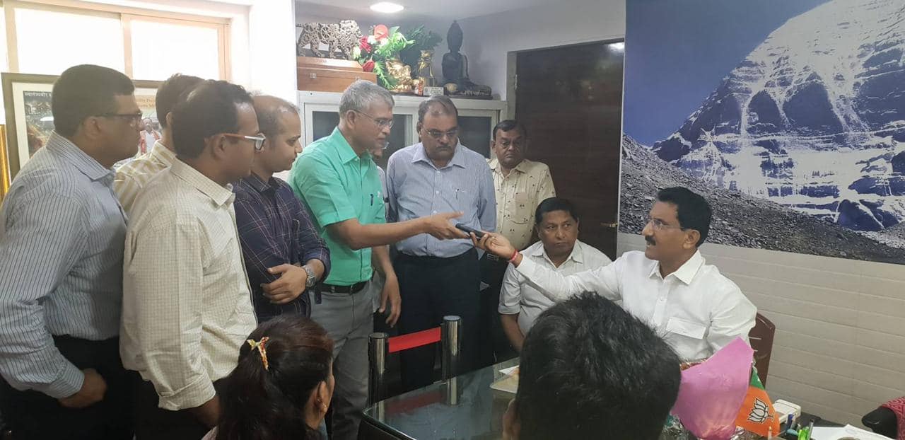 Shri. Sunil Rane spent the day at Hon. Gopal Shettyji's office interacting with the citizens of Borivali, attending to the issues and suggestions shared by them.