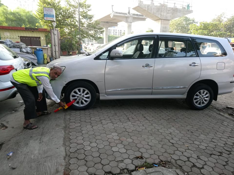 As instructed, the traffic police took action against the illegal parking on the footpath at Borivali Link Road, opposite PL Deshpande Garden.
