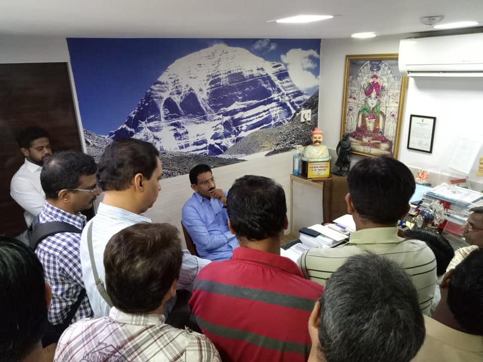Shri. Sunil Rane started the morning at Shri Gopal Shetty Ji's office and addressed the local citizens.