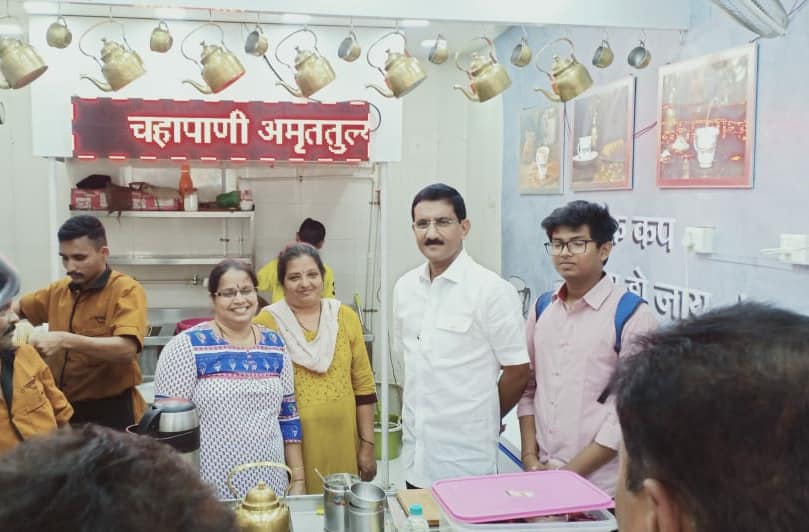 Shri. Sunil Rane visited at a cafe run by the mother of an alumni of an MBA student at Atharva College.