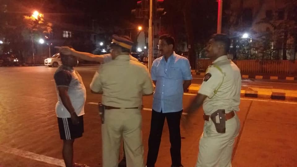 A sudden visit to the signal from Paranjpe Colony and interacted with the police.